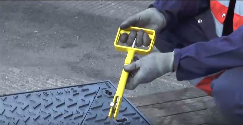Opening a ductile iron grating with an operating key